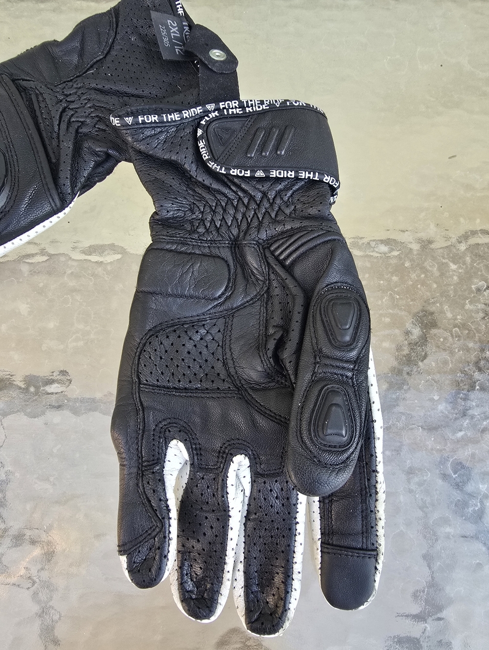 Triumph Black and White Motorcycle Gloves - Picture 4 of 4